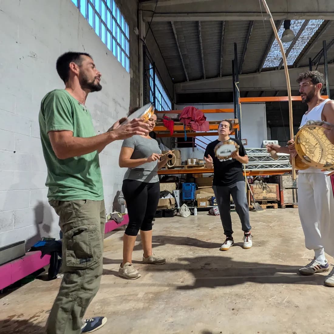 El grup fent cercle abans de començar la roda, amb els instruments a punt.