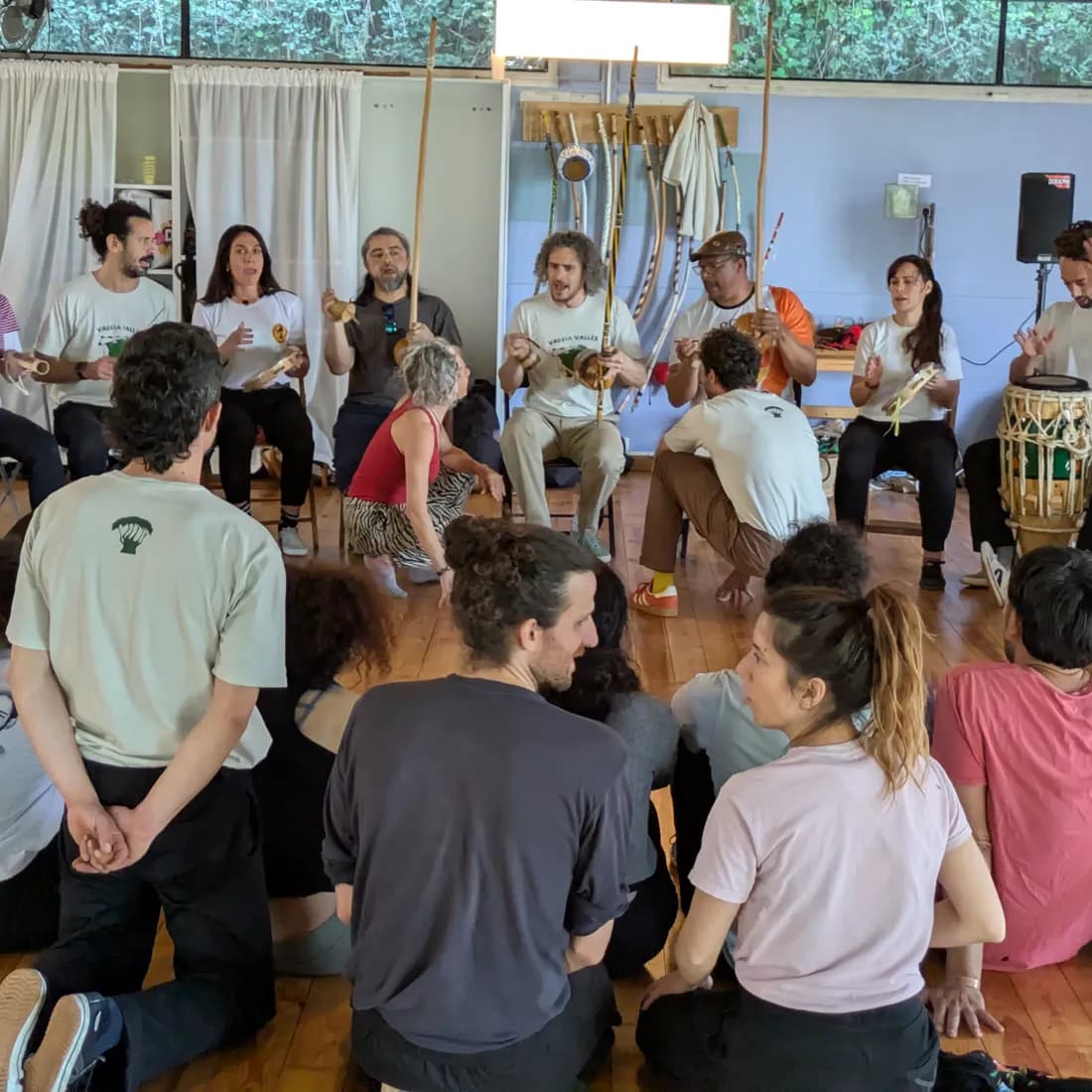 La bateria tocant mentre la resta del grup, asseguda, fa rotllana.